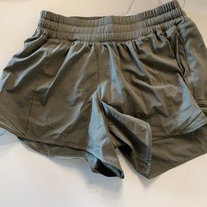 Lululemon Hotty Hot LR  short 4” lined. Has zippered side pocket, Army Green
